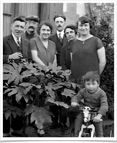 On reconnait  : M.X, Alfred, Yvonne Boucaud (soeur de Henriette), Robert, Marthe, Mme X,  Michel (enfant) 
Date estim&eacute;e : 1927